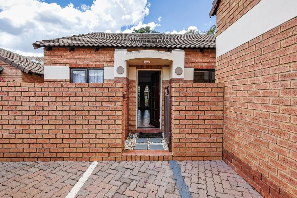 Perfect Mooikloof Ridge Home – Spacious Bedrooms, Big Garden, Great Amenities - Photo 2
