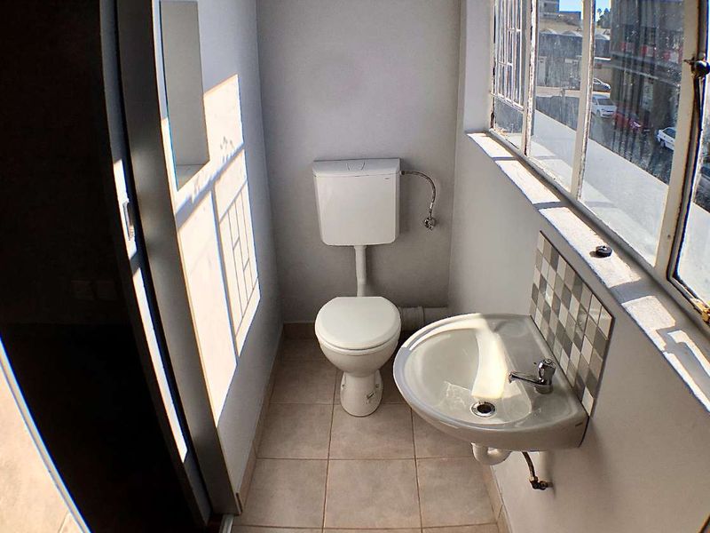 Bachelor Apartments - Close To Public Transport - Photo 7