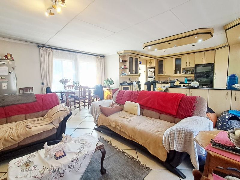 4 Bedroom House for Sale in Brackendowns - Photo 7