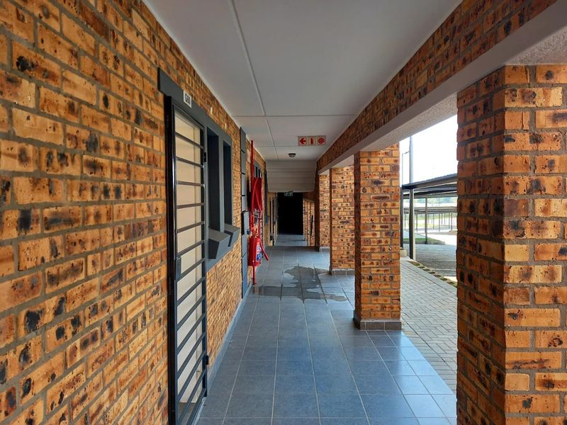 Modern Apartment Ground Floor Eagles@Riverside-R575 000 !! - Photo 2