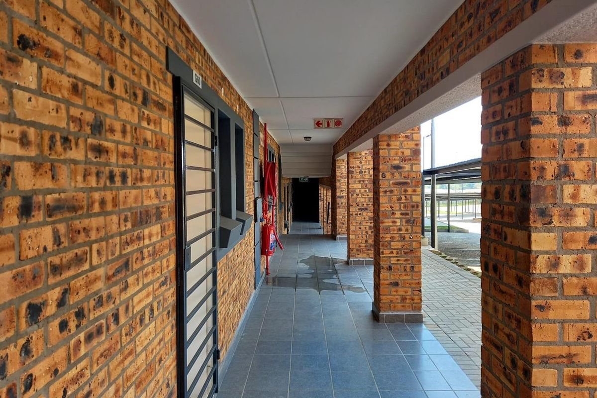 Modern Apartment Ground Floor Eagles@Riverside-R575 000 !! - Photo 2