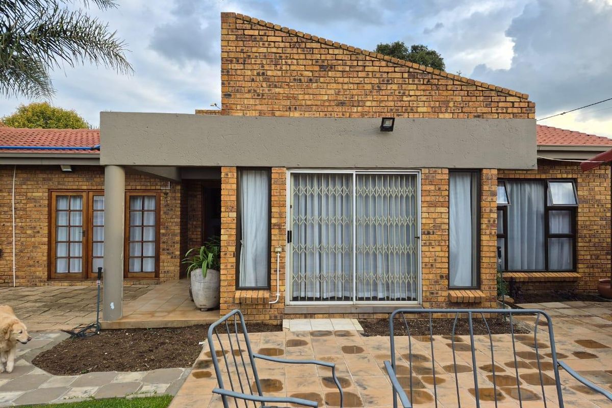 **Charming Free-Standing Home in Secure Estate** - Photo 4