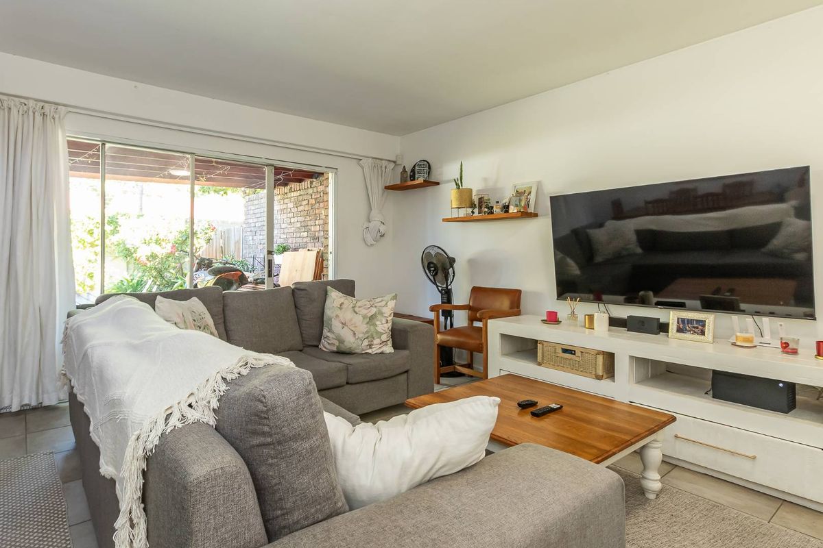 Secure double story townhouse in small complex of 5 units. - Photo 4