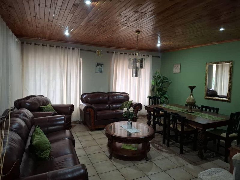 FOR SALE – Beautiful 4-Bedroom Family Home |  Pionierspark - Freestanding house with flat - Photo 2