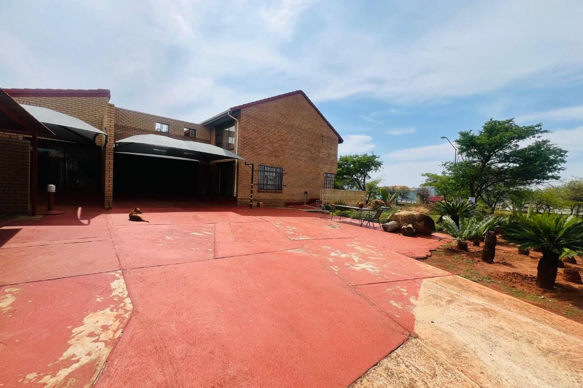 4 Bedroom 2 Bathroom House for Sale in Danville - Photo 3