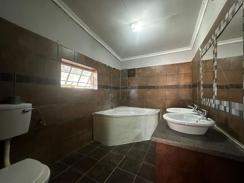 Spacious 3-Bedroom Home with Huge Erf in Peaceful Dealesville - Photo 9
