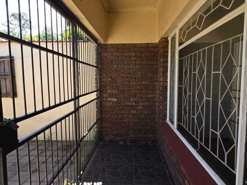Charming Parkside Townhouse – Ideal Investment Opportunity - Photo 2