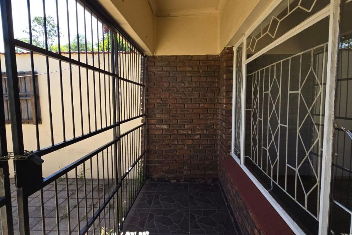 Charming Parkside Townhouse – Ideal Investment Opportunity - Photo 2