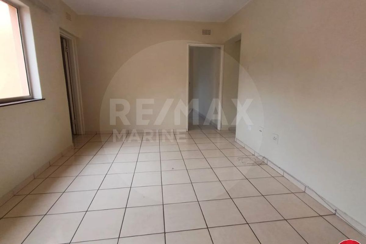 Spacious 3-Bedroom Apartment with Carport – No Pets Allowed - Photo 3