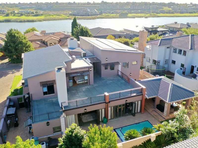 Double-Storey Luxury Masterpiece in Ebotse Golf & Country Estate - Photo 5