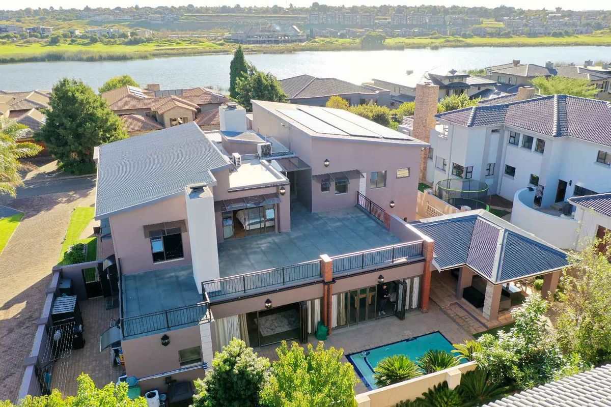 Double-Storey Luxury Masterpiece in Ebotse Golf & Country Estate - Photo 5