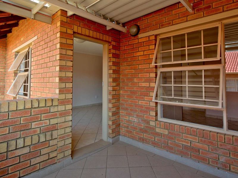 Prime Location! Modern Apartment with 24/7 Security! - Photo 10