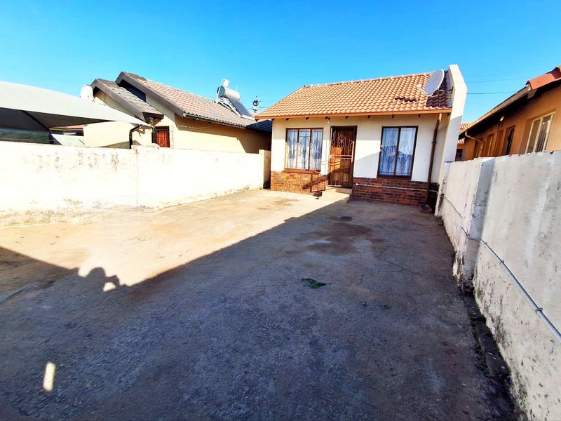 "An ideal residence is characterized by a generous expanse of land" - Photo 3