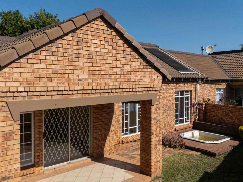 Spacious 3-Bedroom Home with Jacuzzi and Private Garden in Equestria Estate - Photo 4