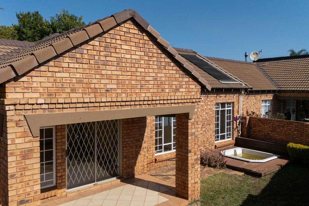 Spacious 3-Bedroom Home with Jacuzzi and Private Garden in Equestria Estate - Photo 4