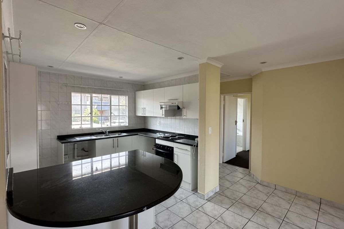 Neat First-Floor Apartment in Secure Boomed Area – Edenglen - Photo 3