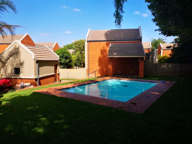 LOCK UP AND GO LOFT APARTMENT - Photo 6