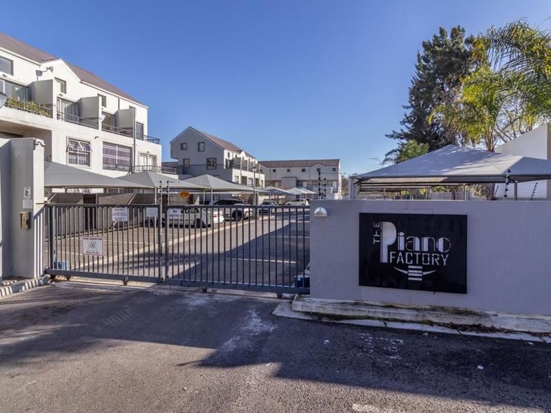 Beautiful 1 Bedroom Apartment for Sale in Secure Complex - Photo 1