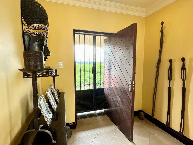 A beautiful, modern family home nestled away in the heart of the La Lucia bowl!! - Photo 7