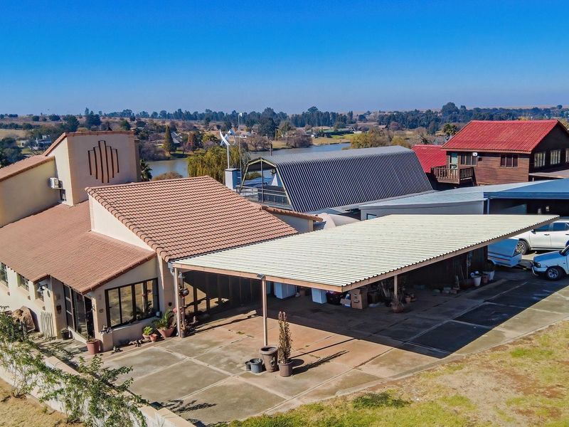 Luxurious 4 Bedroom Riverfront Home in Secure Estate on the Vaal River - Photo 2
