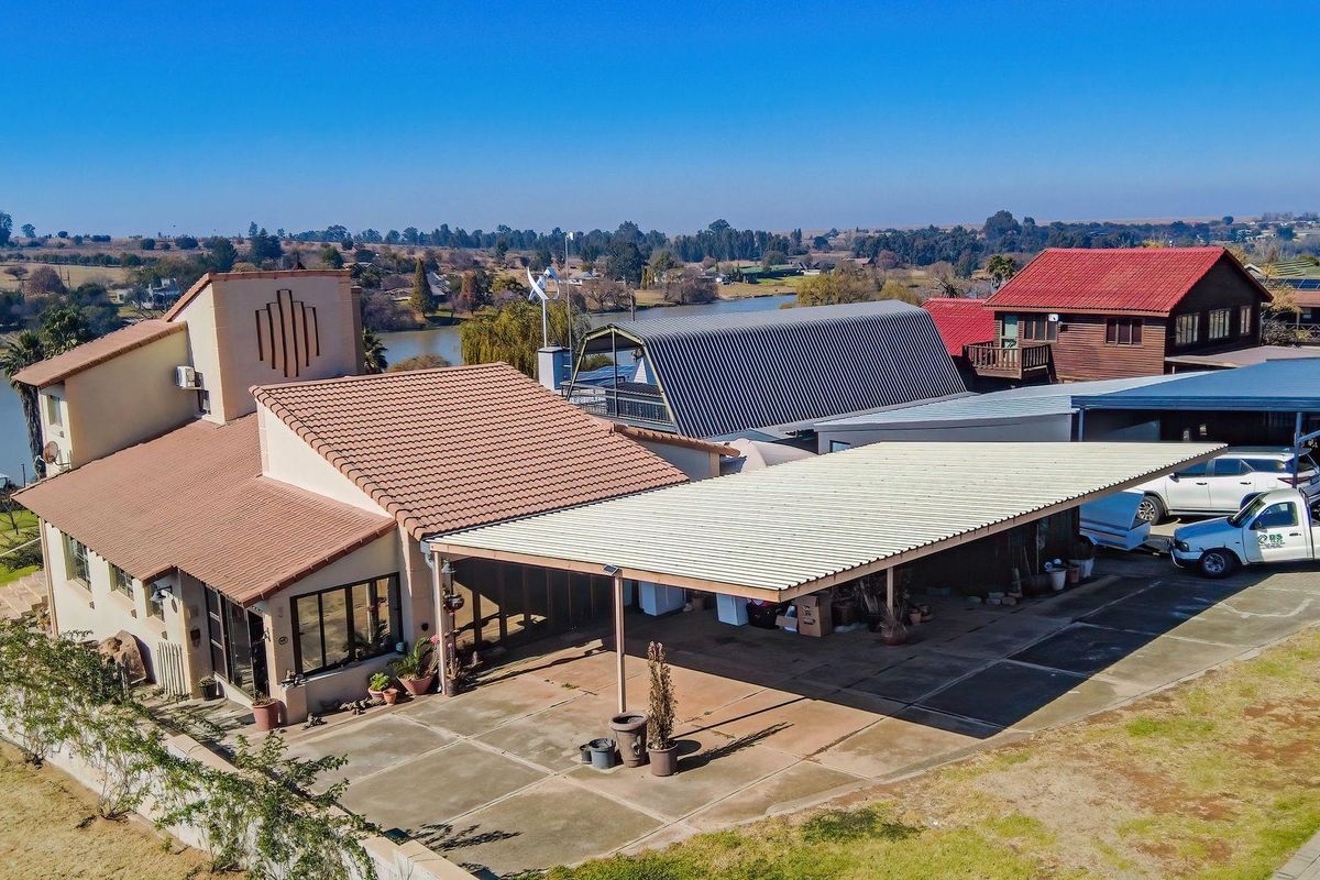 Luxurious 4 Bedroom Riverfront Home in Secure Estate on the Vaal River - Photo 2