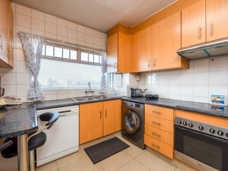 Comfortable 3 bedroom apartment with balcony - Photo 7