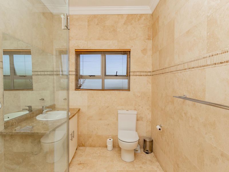 5 BEDROOM, MODERN HOME IN PLATTEKLOOF - Photo 10