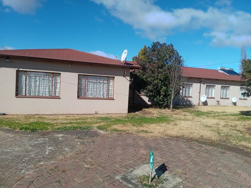 Extensive Multi-Unit Property with Full Facilities – Ideal for Investment or Specialized Use - Photo 2