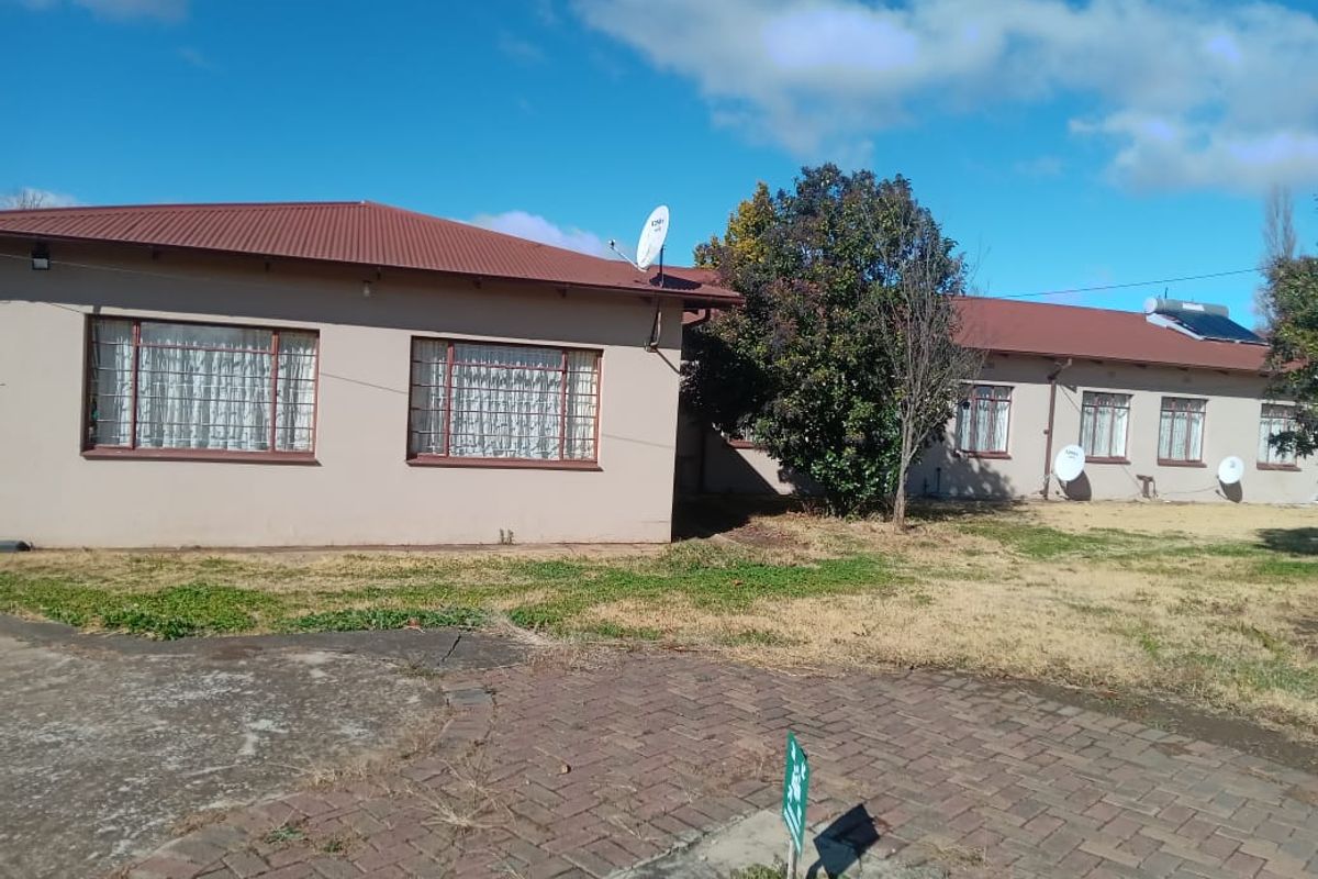 Extensive Multi-Unit Property with Full Facilities – Ideal for Investment or Specialized Use - Photo 2