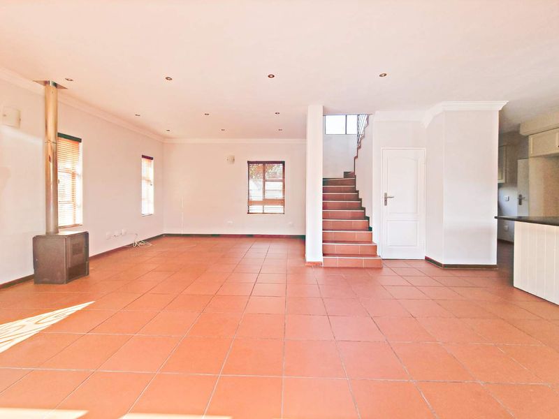 ELEGANT FAMILY LIVING IN SECURITY ESTATE. - Photo 6