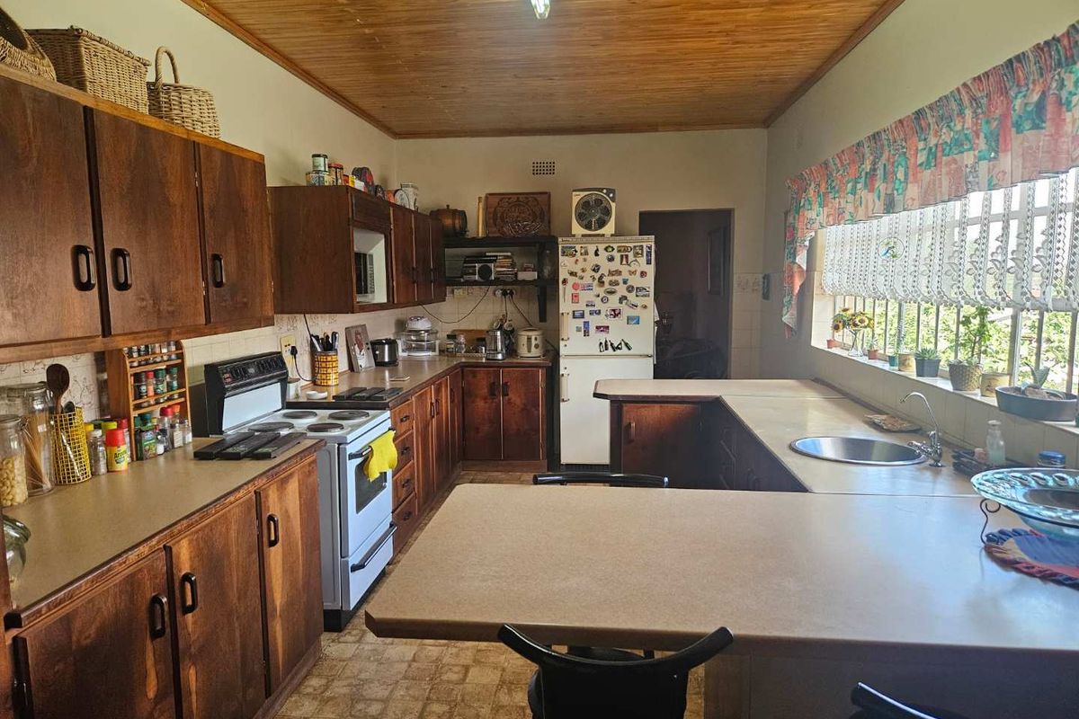 Charming spacious family home with a flat in Barkly West - Photo 5