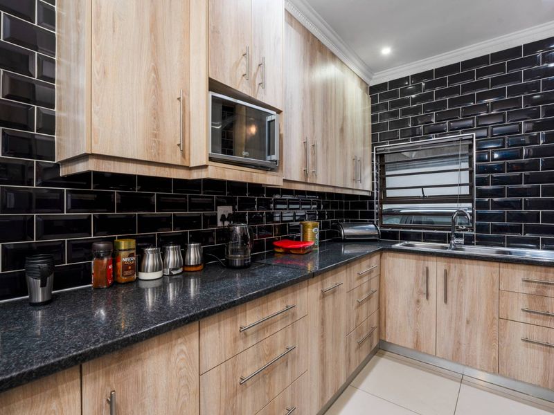 4 bedroom house availabile in Steenberg - Photo 7