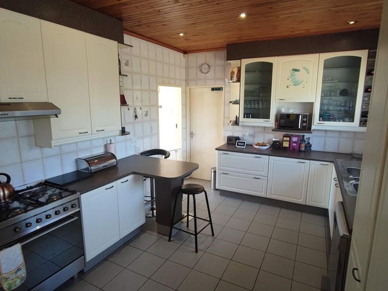 Best location in Brackenhurst! - Photo 6