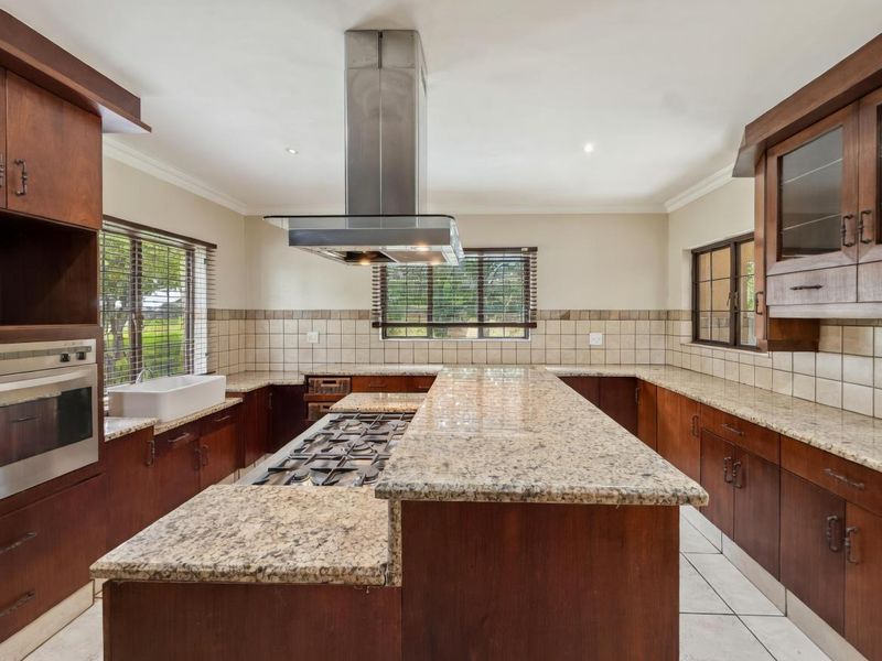 Waterkloof Golf Estate Gem – 4 Beds, Pool, Golf Course Views & Pure Elegance - Photo 8