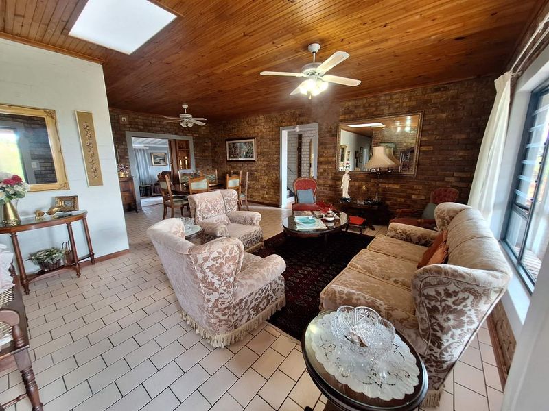 Charming 4 Bedroom Home in Boggomsbaai: Perfect for Reirement or Family Retreat - Photo 6