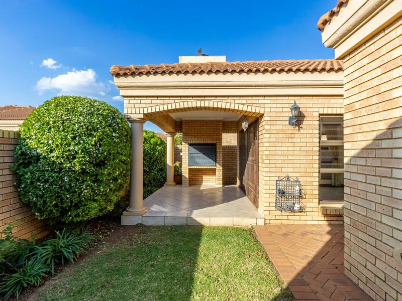 Charming full title, low maintenance face brick home for sale in Farrarmere - Photo 4