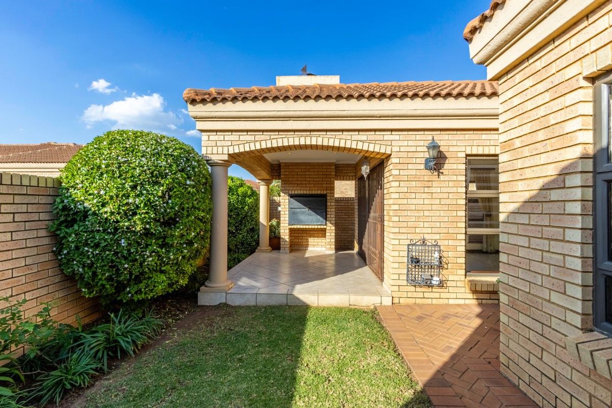 Charming full title, low maintenance face brick home for sale in Farrarmere - Photo 4