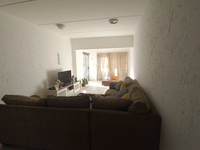 Well Maintained Complex - 2 bedroom ground floor + spacious lounge & enclosed stoop - Photo 5