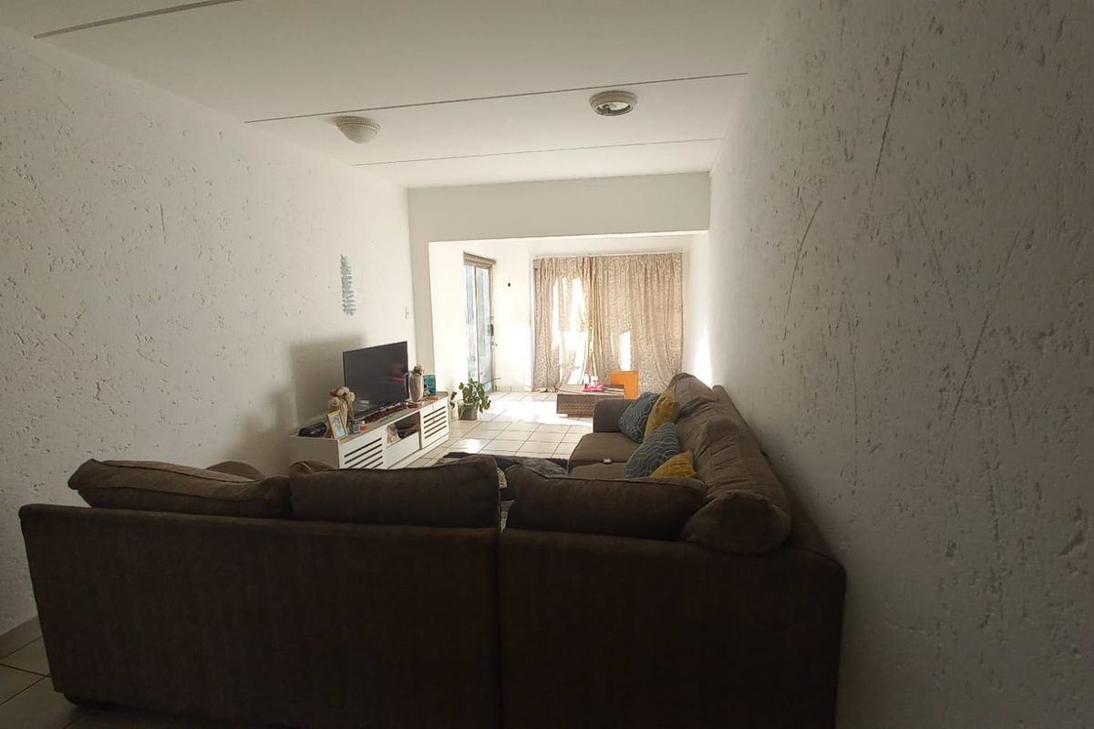 Well Maintained Complex - 2 bedroom ground floor + spacious lounge & enclosed stoop - Photo 5