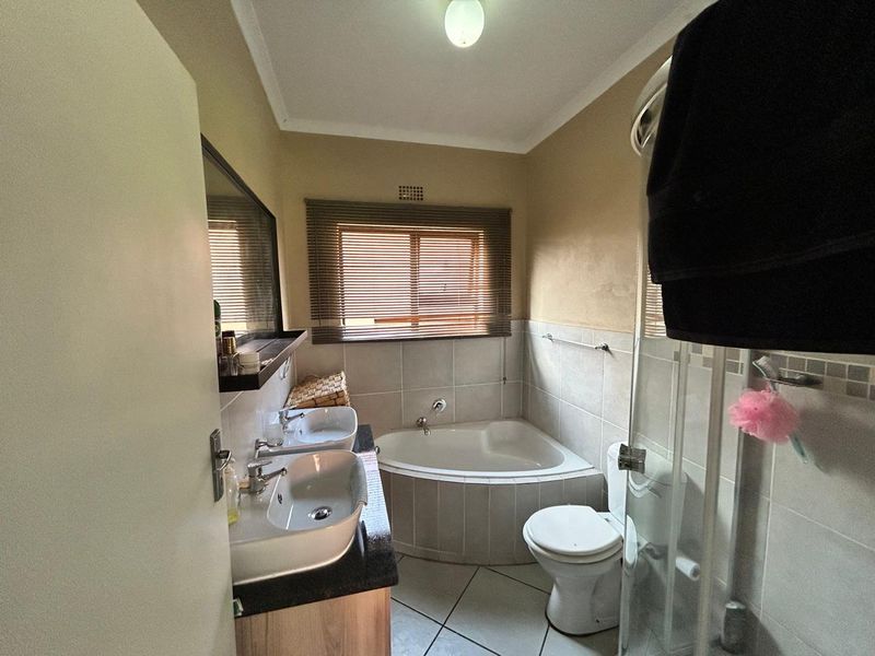 Charming 3-Bedroom Home with Luxurious Amenities - Photo 6