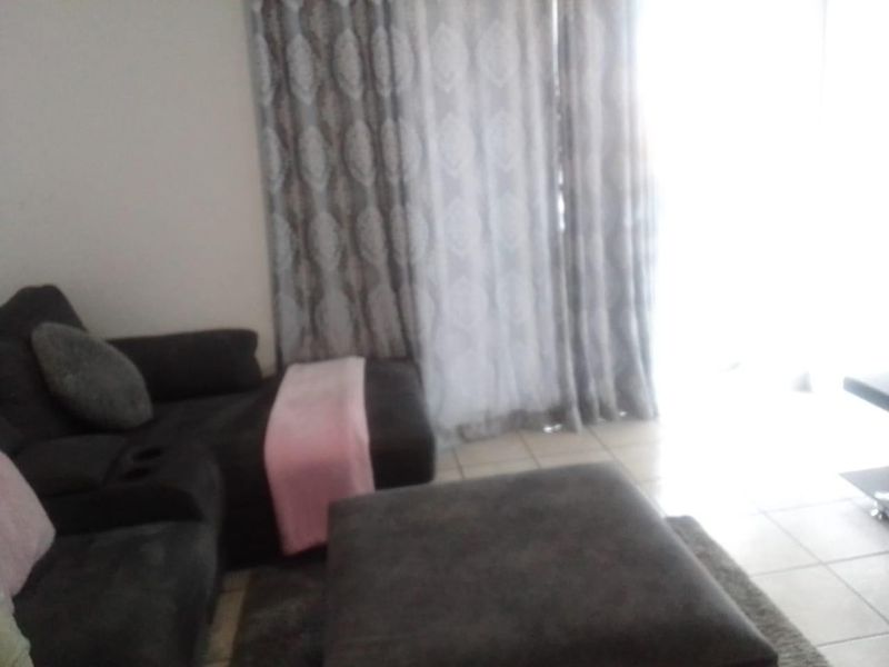 Cozy 2 Bedroom Apartment in Woodhurst with Balcony  Parking - Photo 5
