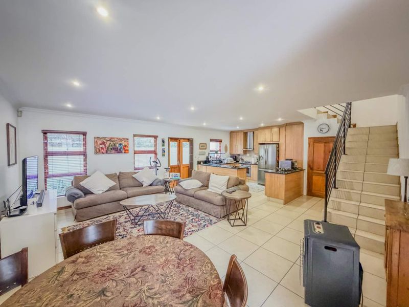 Stylish Duplex Townhouse with Double Garage & Granite Kitchen - Photo 1
