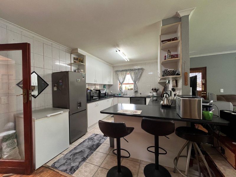 Prime Location: Impeccable Family Home for Sale - Photo 8