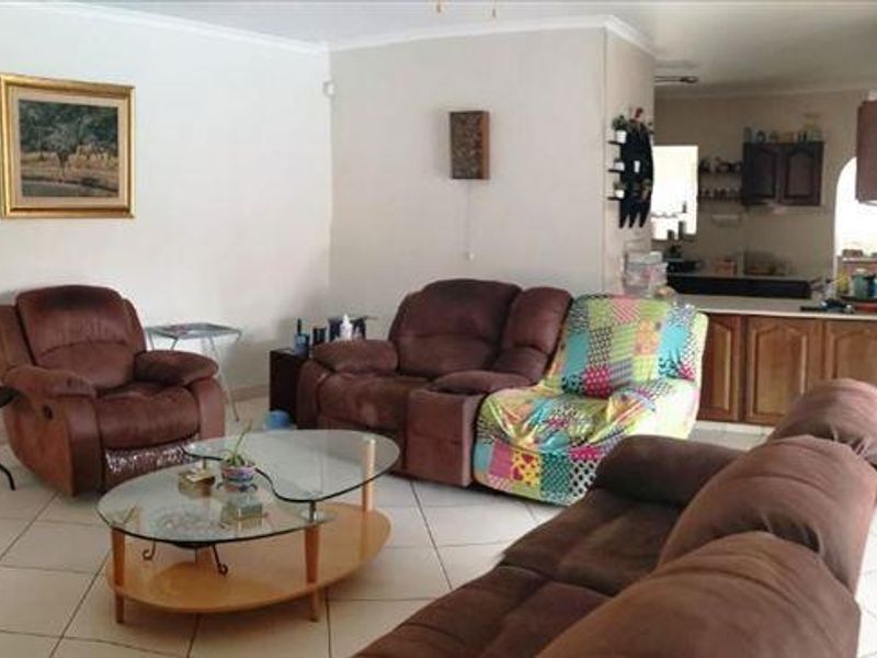 Low maintenance facebrick home in soon to be enclosed area - Photo 8