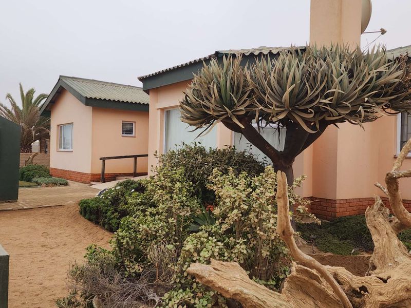 House with seperate flat. - Photo 1