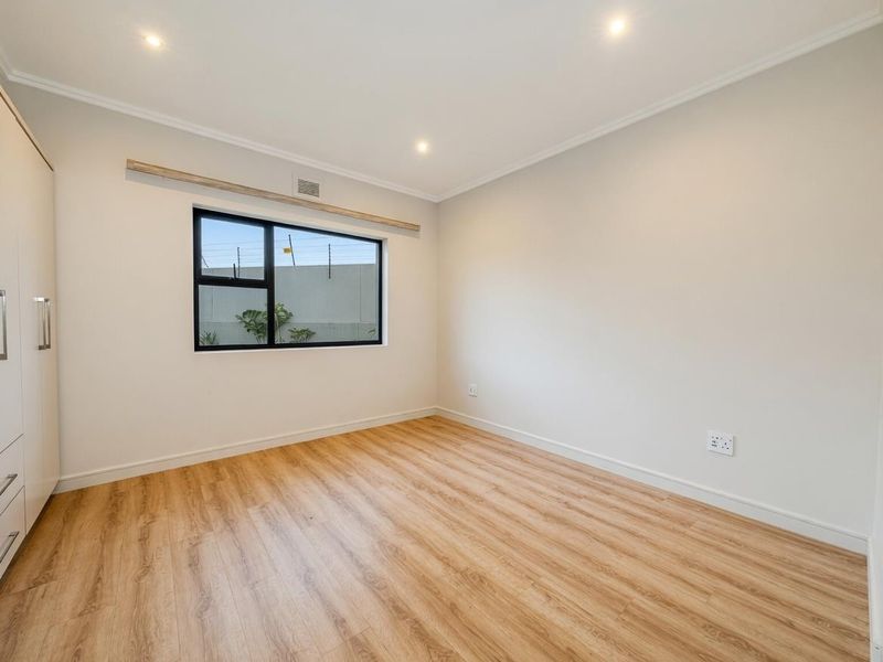 VERY PRIVATE AND MODERN 2 BEDROOM GROUND FLOOR UNIT IN BRYANSTON FOR RENT!! - Photo 4