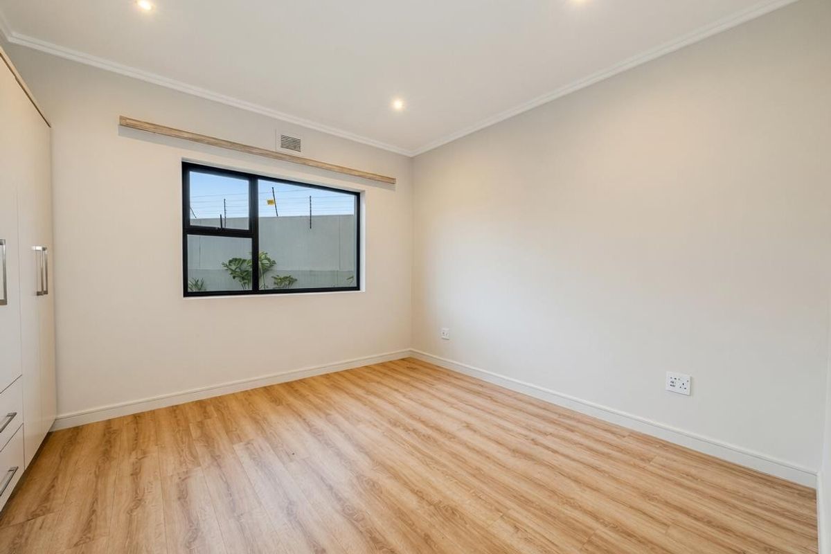 VERY PRIVATE AND MODERN 2 BEDROOM GROUND FLOOR UNIT IN BRYANSTON FOR RENT!! - Photo 4