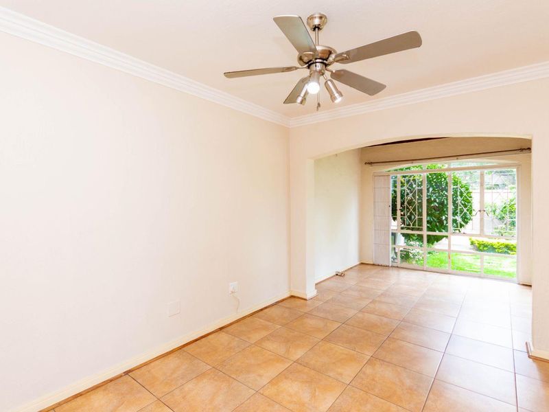 Stand Alone 3 Bed Duplex Townhouse in Bryanston with private garden and domestic quarters - Photo 6