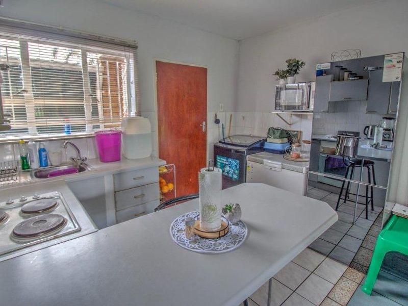 Well maintained ground floor unit with massive garden - Photo 2