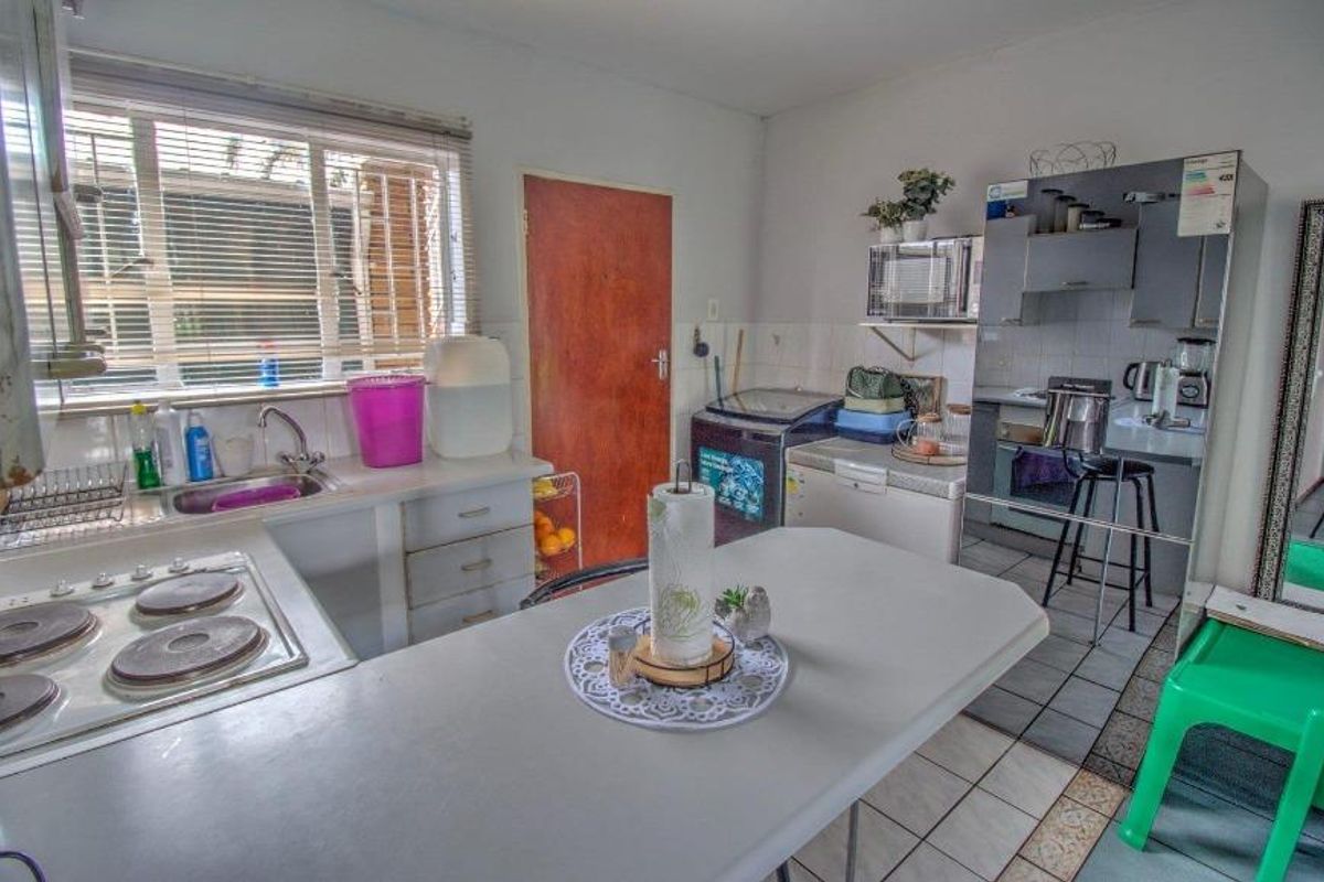 Well maintained ground floor unit with massive garden - Photo 2